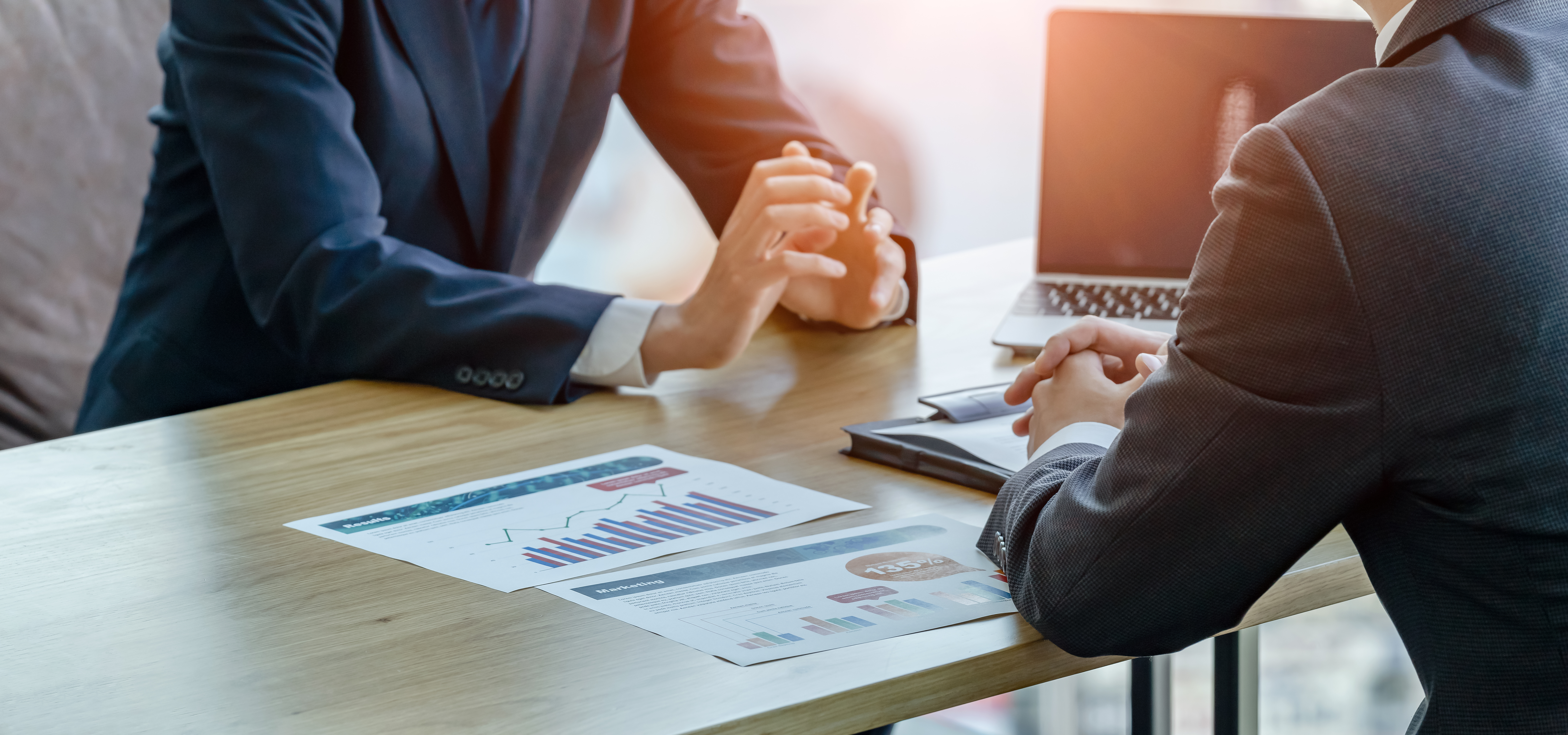 再婚設計の相談をするふたり