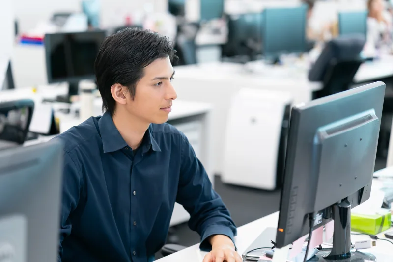 パソコンで婚活データを確認する男性のイメージ