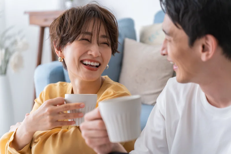 笑い合うカップル