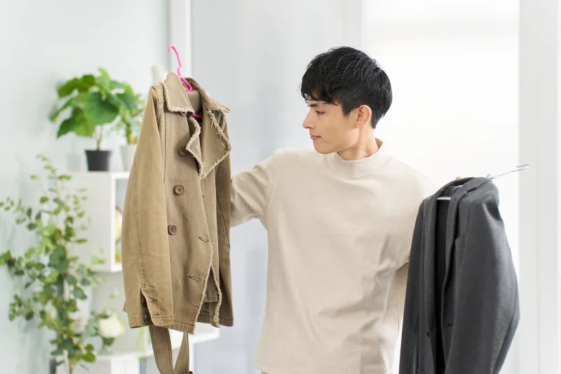 服装選びで第一印象を整える男性のイメージ
