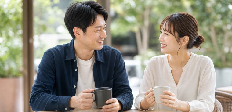 屋外カフェで穏やかに会話する30代後半のカップル