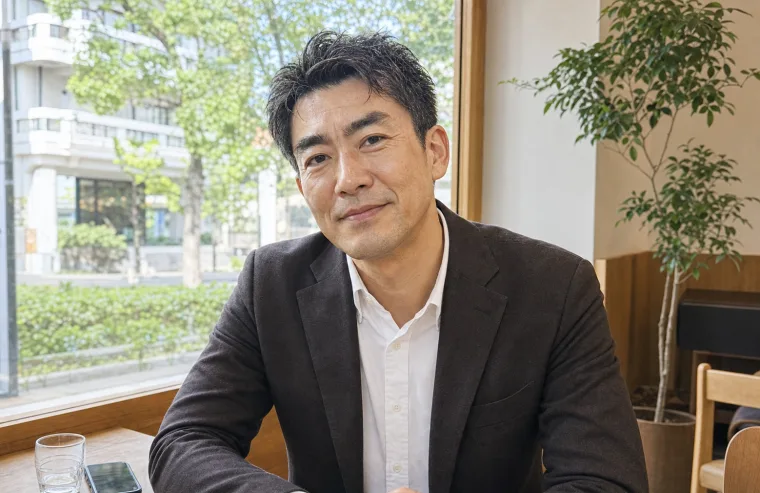カフェで撮影されたご相談者インタビューの男性イメージ